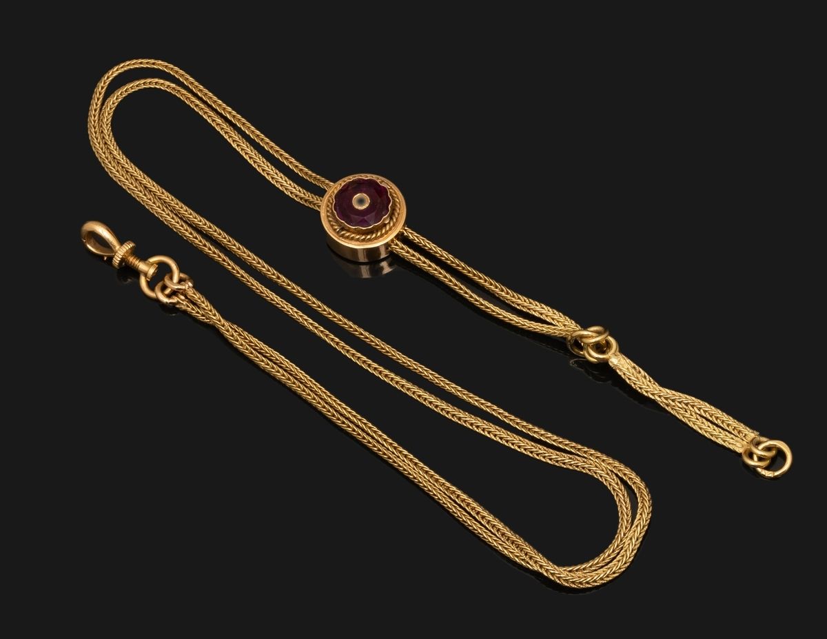 Null 18K（750千分之一）金丝编织的表链，上面滑动着紫色玻璃装饰的圆形转轮，上面穿有一颗小珍珠。
长度：35厘米。
毛重：15,4克。