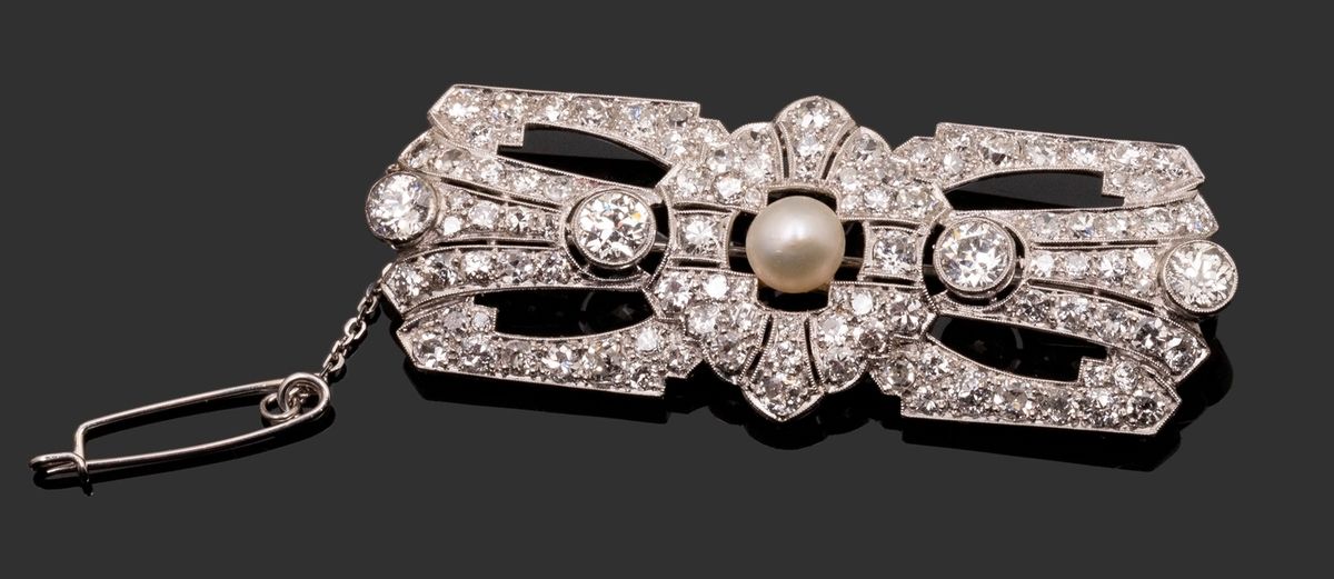 Art Deco Brosche mit einem Dekor aus Palmetten, die mit Diamanten in einer bemer&hellip;