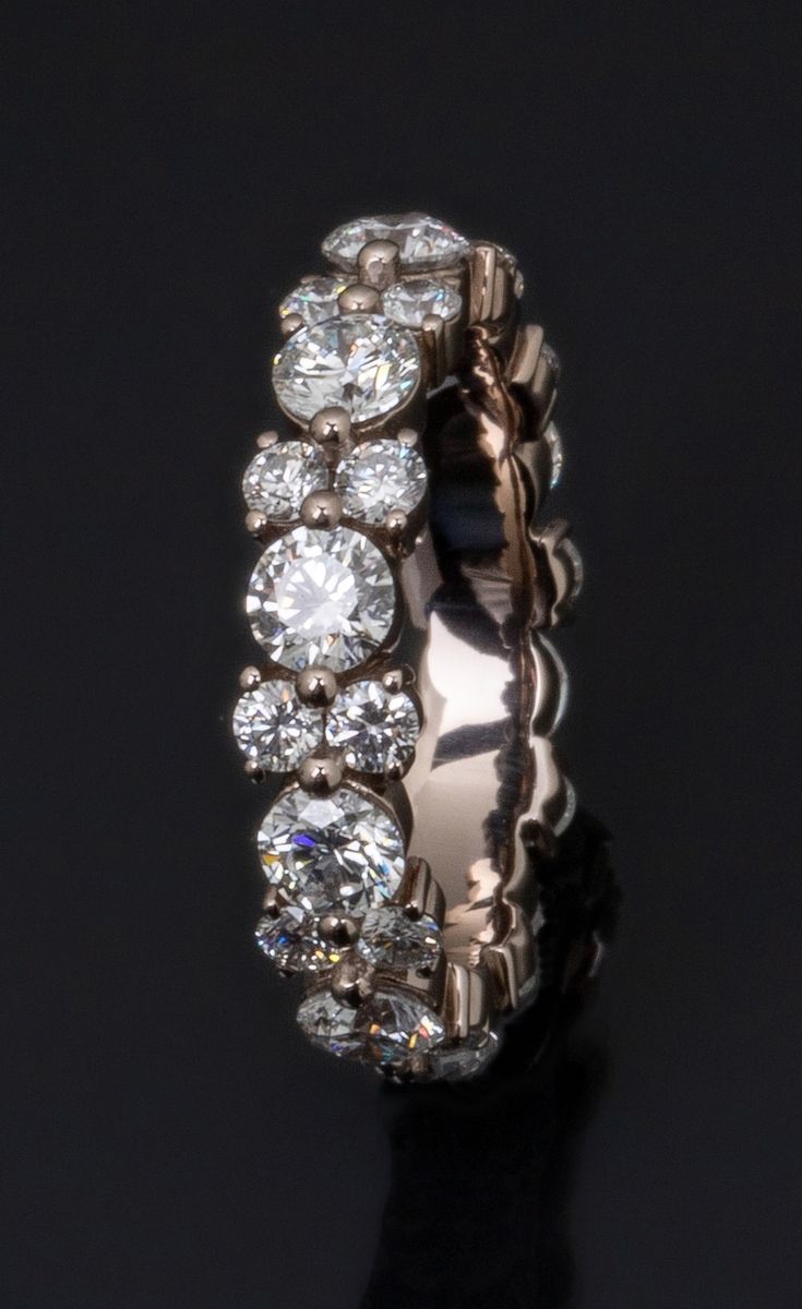 Null 美国18K白金（千分之七十五）结婚戒指，全长约0.20克拉，由两颗各约0.05克拉的钻石交错排列而成，全部为圆形明亮型。一般颜色在F-H之间，净度从V&hellip;
