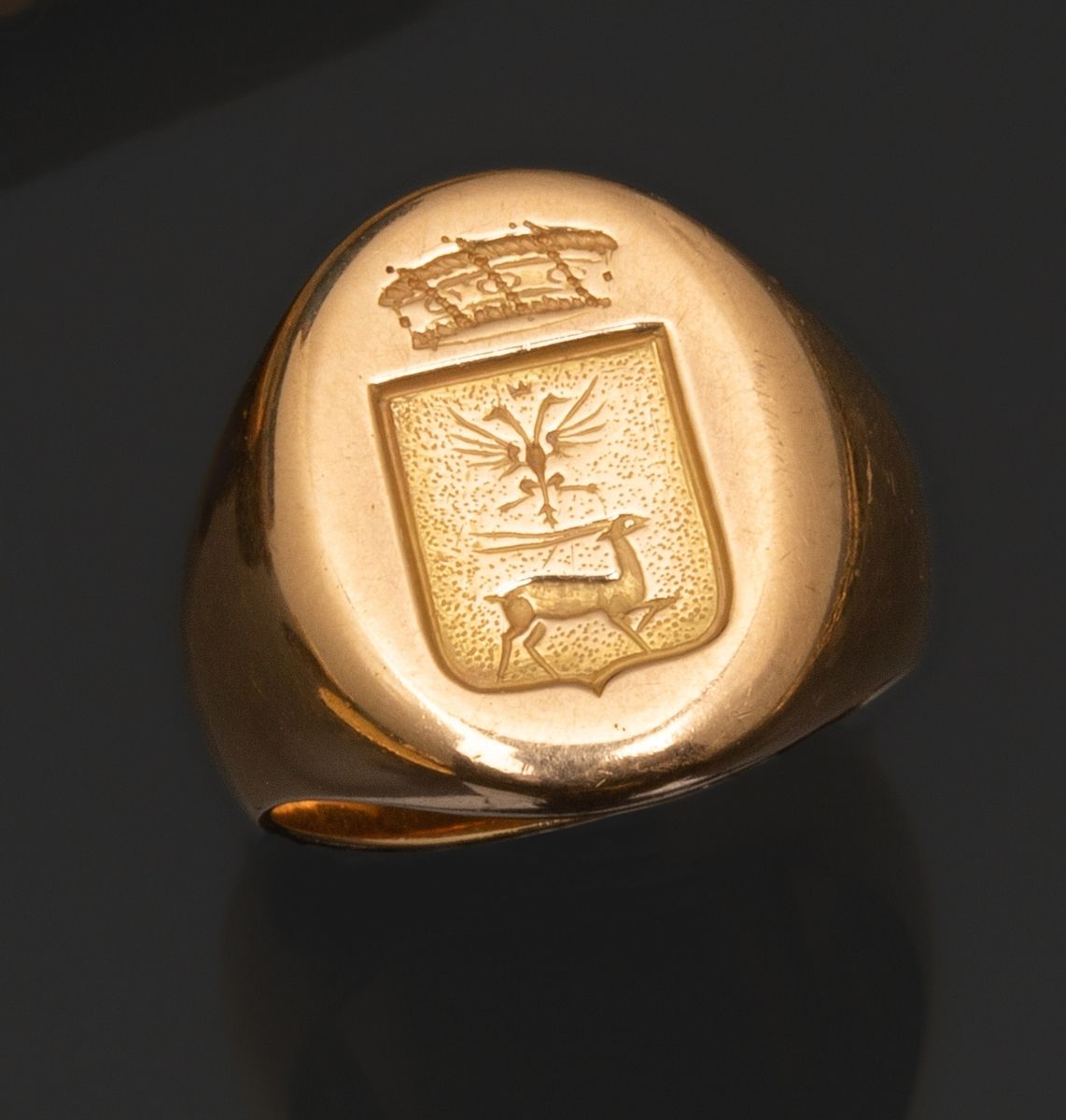Null 18K黄金（千分之七十五）的Chevalière，带有塞维罗家族的纹章（双头鹰和雄鹿）。
手指周长：56
总重量：24克。