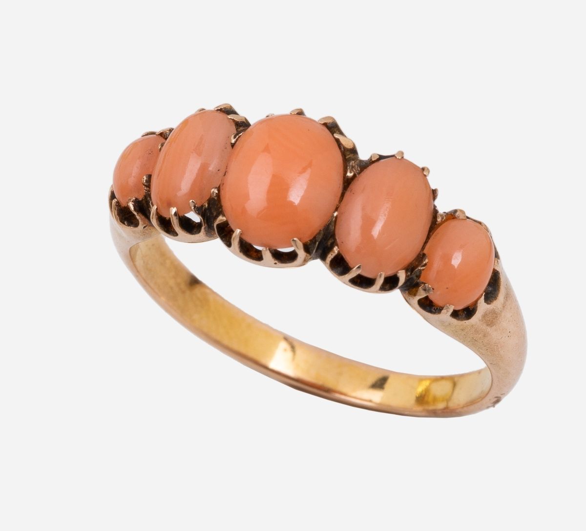 Null 14k（585千分之一）玫瑰金戒指，镶嵌着非常美丽的粉红色珊瑚凸圆形。十九世纪末的环形吊袜带。
手指大小：54
毛重：2.7 g。