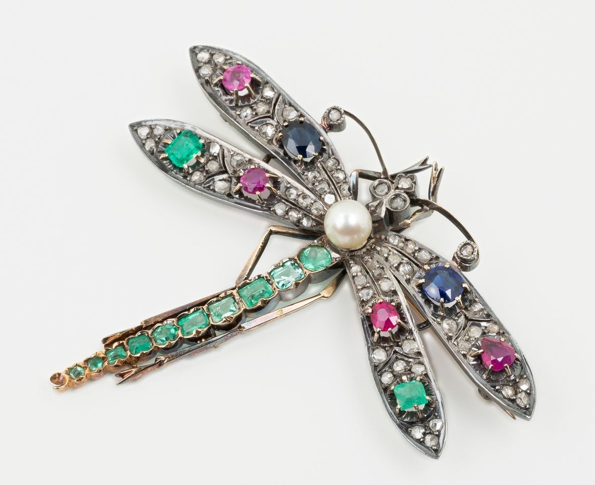Null 大蜻蜓Belle Époque，18K（千分之七十五）黄金和银，翅膀铺有玫瑰切割钻石和刻面钻石碎片。眼睛和触角以钻石碎片结束。身体是一连串的绿色绿宝石&hellip;