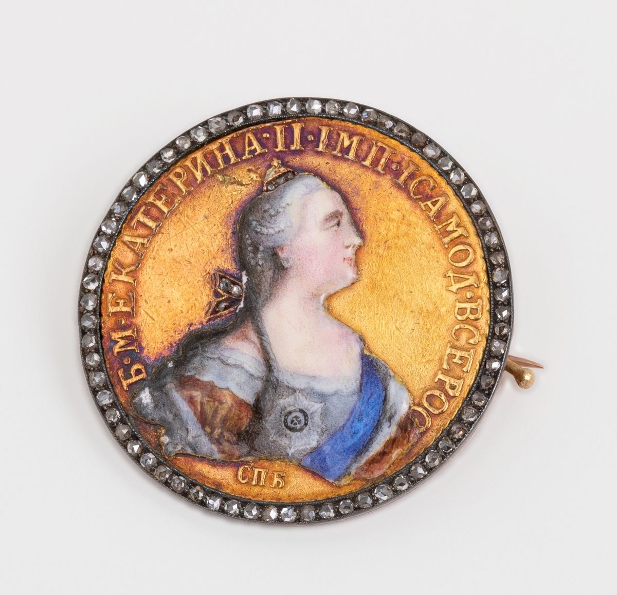 Null 不寻常的14K（585千分之一）玫瑰金胸针（18K扣），由一块珐琅彩的黄金制成。硬币的正面描绘了1762年至1796年间俄罗斯的凯瑟琳二世皇后，她的半&hellip;