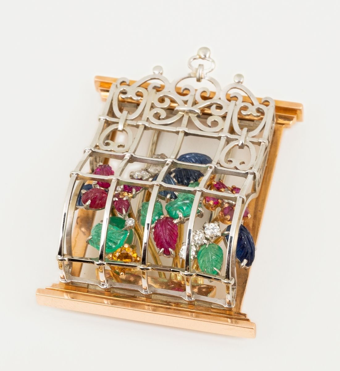 Null GÜBELIN
来自瑞士珠宝商Gübelin的绚丽胸针，形状是一个窗户，有精细的加工条，后面隐藏着一些非常漂亮的宝石。蓝宝石、绿宝石和红宝石以卡地亚的&hellip;