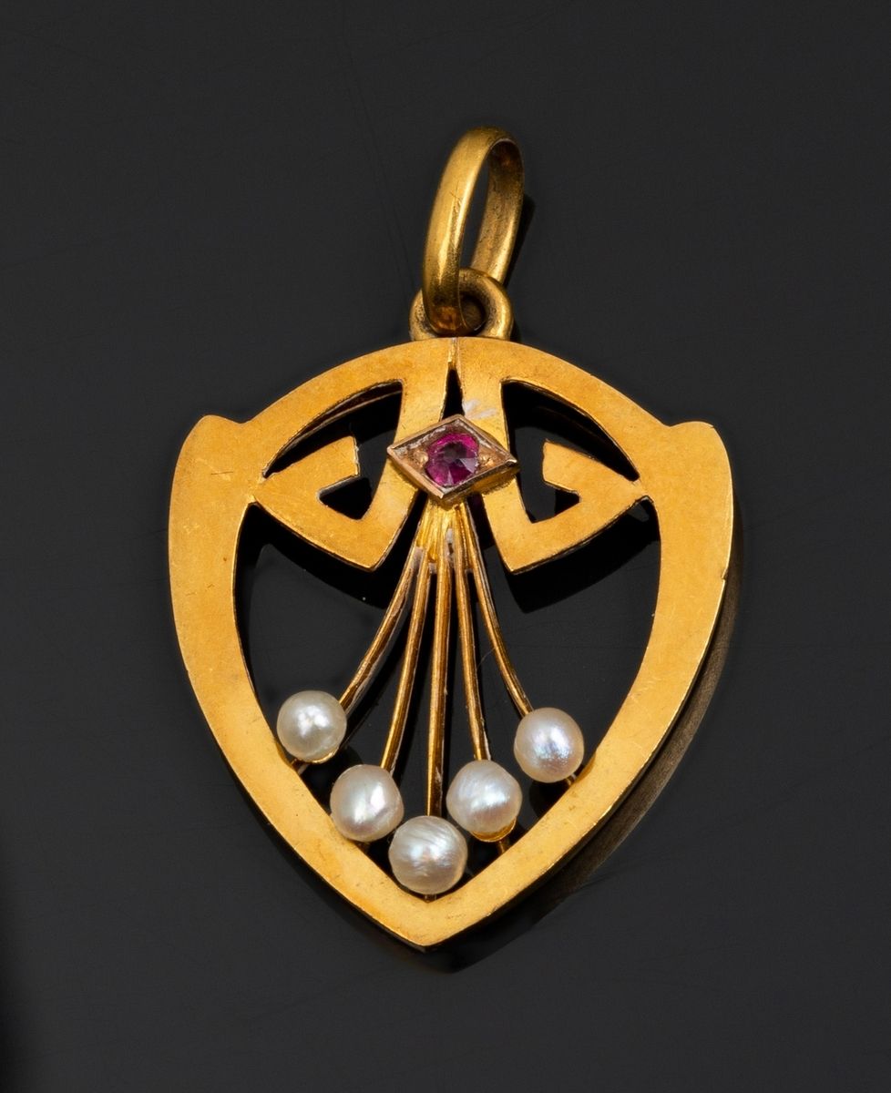 Null Pendentif Art Nouveau en or jaune 18k (750 millièmes) orné de petites perle&hellip;