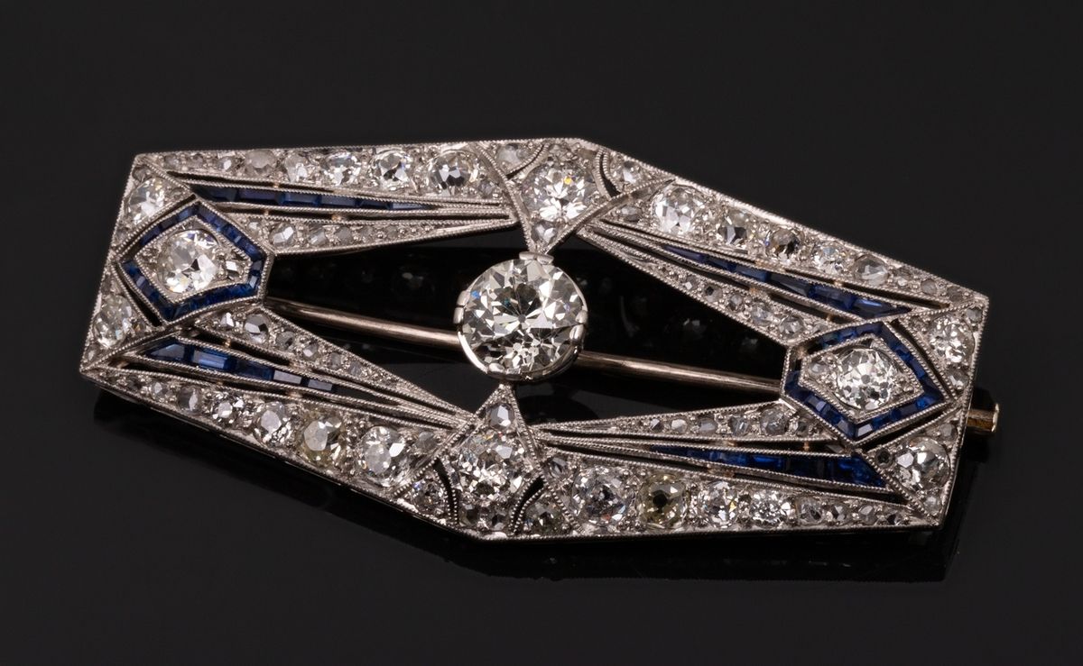 Null 一枚美丽的装饰艺术钻石胸针，中间有一颗1.50克拉的欧洲老钻石，SI净度，I-J颜色。铺满了旧矿钻石，刻面和粉红色的碎片，以熟练切割的合成蓝宝石为底色&hellip;
