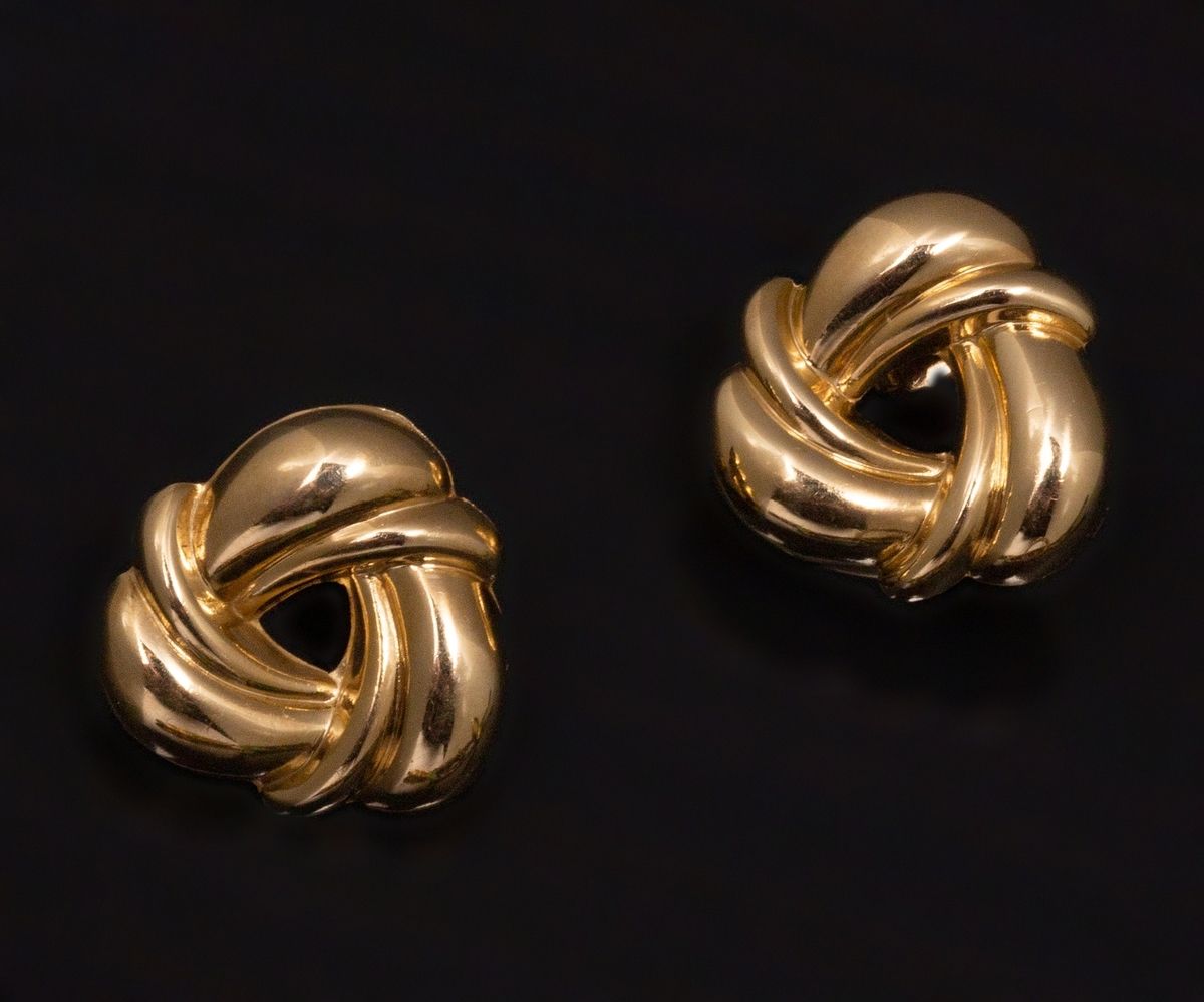 Null 18K黄金（千分之七十五）印制的耳环，代表三条双线的Godronnées缠绕形成一个三角形的形状。
尺寸：约2×2厘米。
毛重：3,4克。