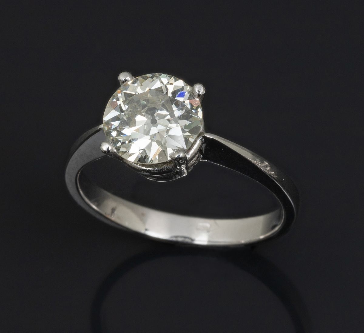 Null 18K白金（千分之七十五）单颗钻石戒指，镶有一颗约2克拉的圆形明亮型钻石，净度为SI（表下有两片无色的小羽毛齐平），颜色为K-M。
手指大小 : 58&hellip;