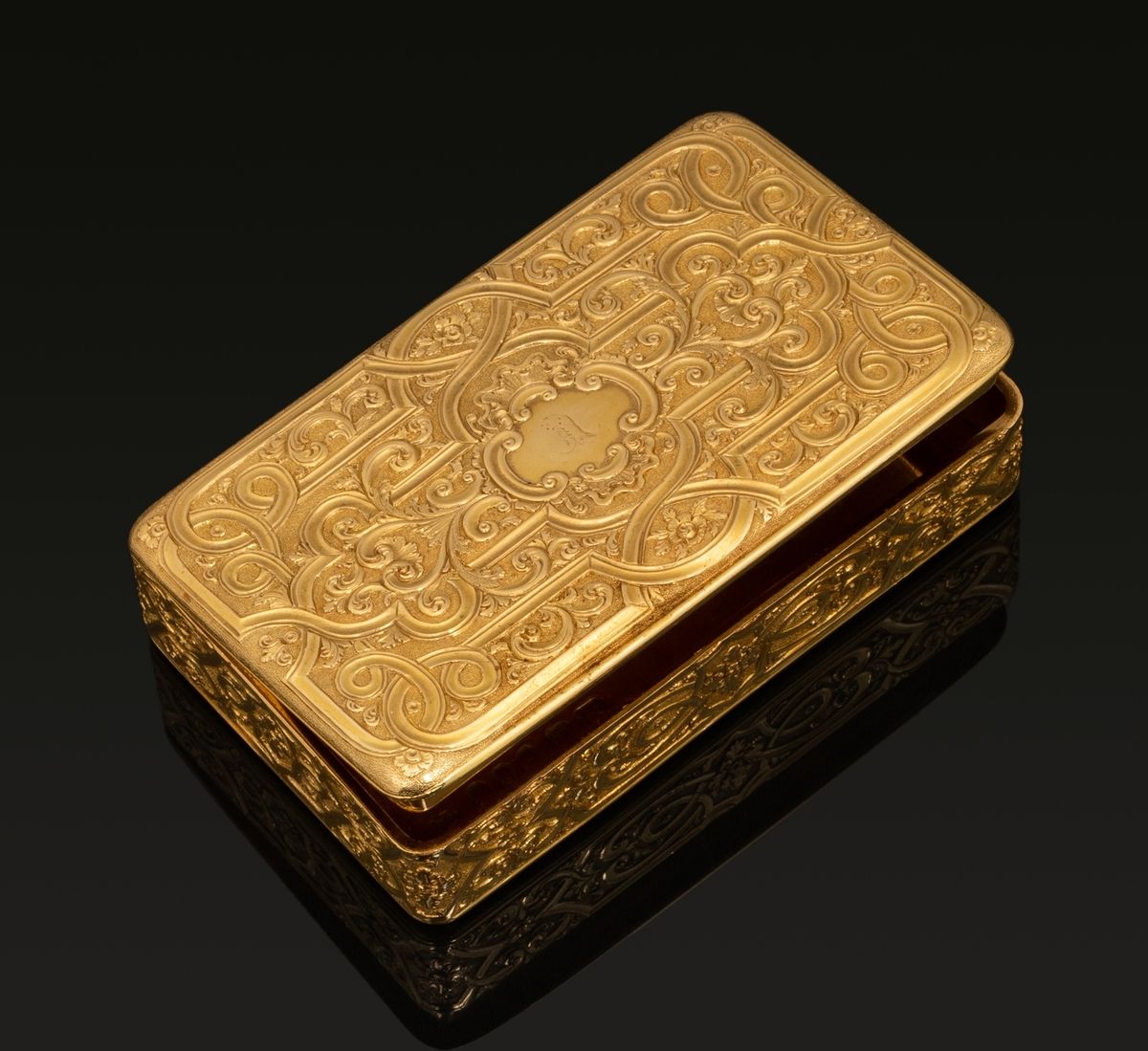 Null 华丽的19世纪末英国18K黄金（千分之七十五）盒子，上面有丰富的花卉图案和交错的曲线。该图案在物体的所有外侧都有重复。众多的印记表明是英国生产的。印记&hellip;