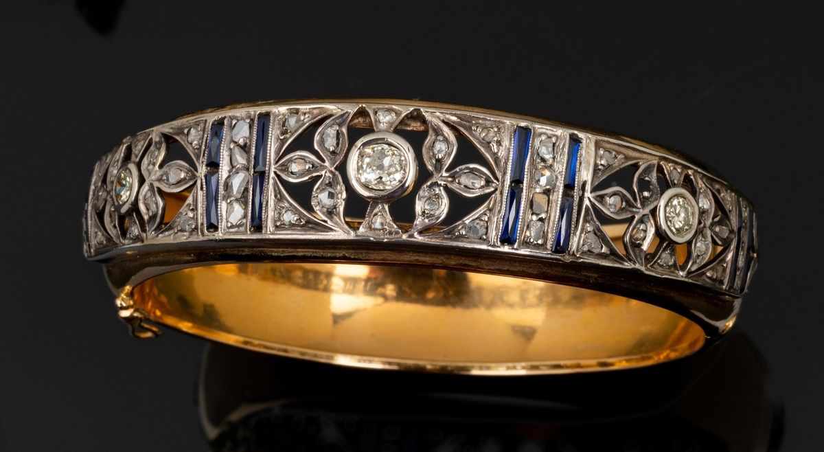 Null Bracelet jonc ouvrant en or jaune 18k (750 millièmes) décoré d'une applique&hellip;