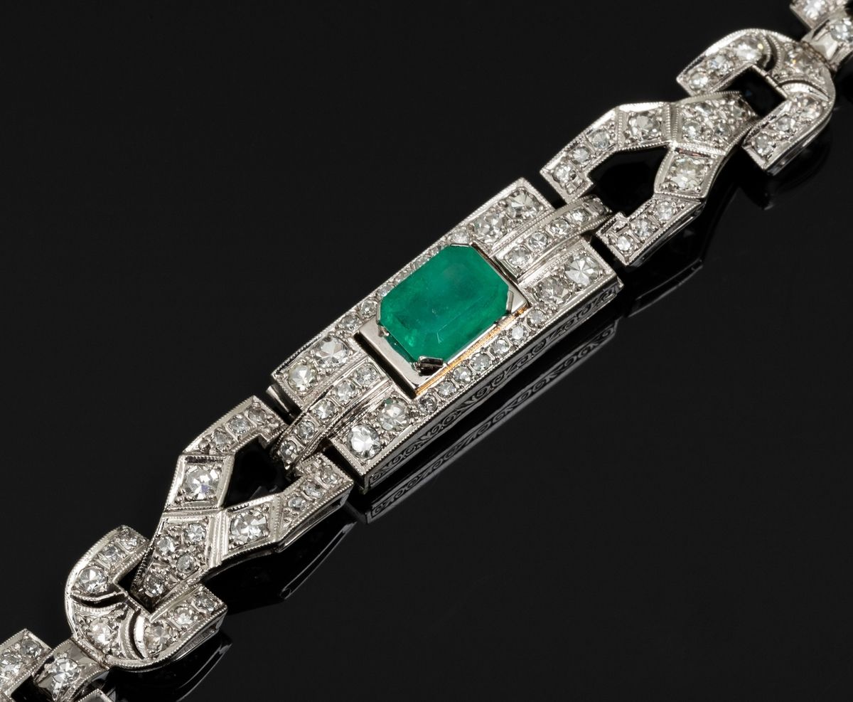 Null 装饰艺术风格的铂金手镯，其表盘已被钻石铺垫和透明至半透明的中央绿宝石所取代。约2克拉的钻石装饰着一个非常漂亮的灵活的几何链接。安全链。其中一颗小的密镶&hellip;