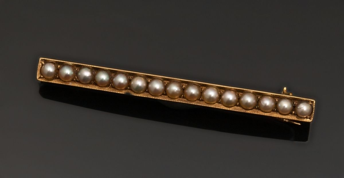 Broche barrette en or jaune 14k (585 millièmes) ornée de petites demi-perles de &hellip;