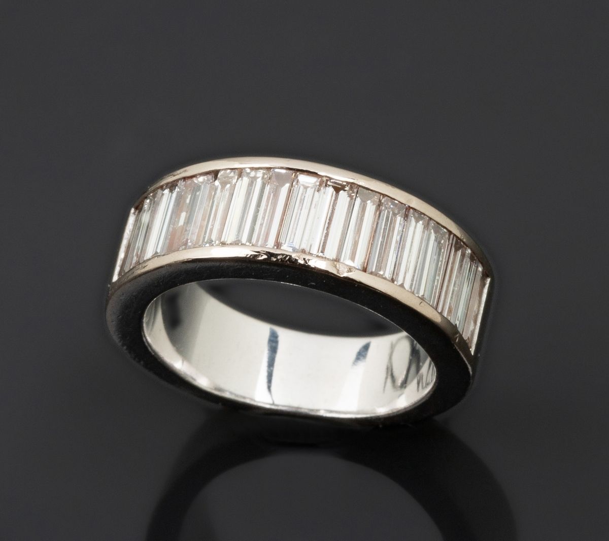 Null 美国18K白金（千分之七十五）半婚戒，装饰有完美排列的长方形钻石。美丽的纯洁。其中一颗钻石受到了小小的打击。
手指大小 : 49
毛重 : 8,5 g&hellip;