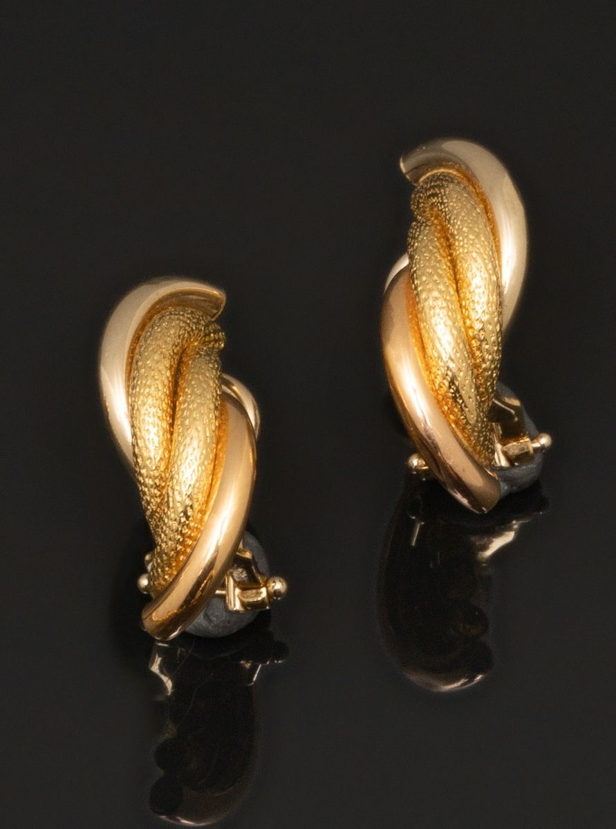 Null 18K黄金（千分之七十五）耳环，安装在带夹子的柄上，由四条线组成，中间的两条线在点上有一个装饰。
高度：2.5厘米。
毛重：5.6克。