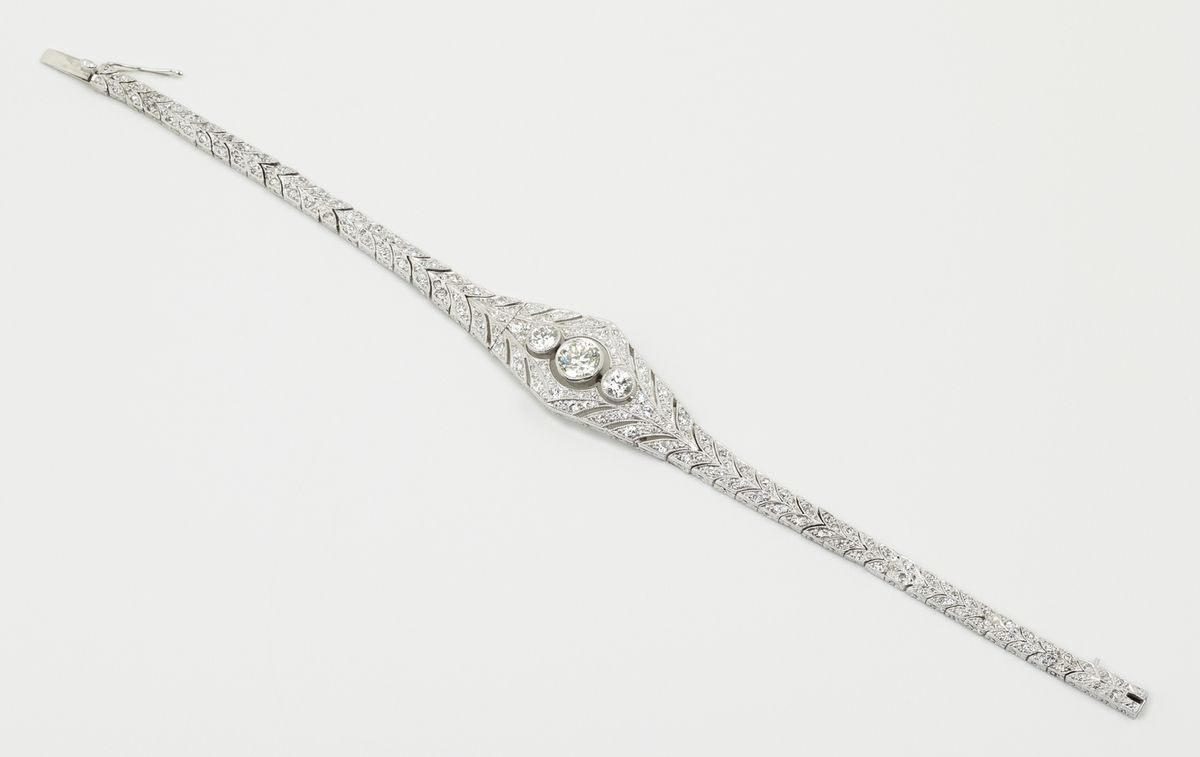 Null 一条装饰艺术时期的华丽手链，见证了当时珠宝大师的精湛技艺。完美调整的链环环环相扣，让特别精细的珍珠镶嵌闪闪发光，因为这些微小的细节正是在铂金这种耐腐蚀&hellip;
