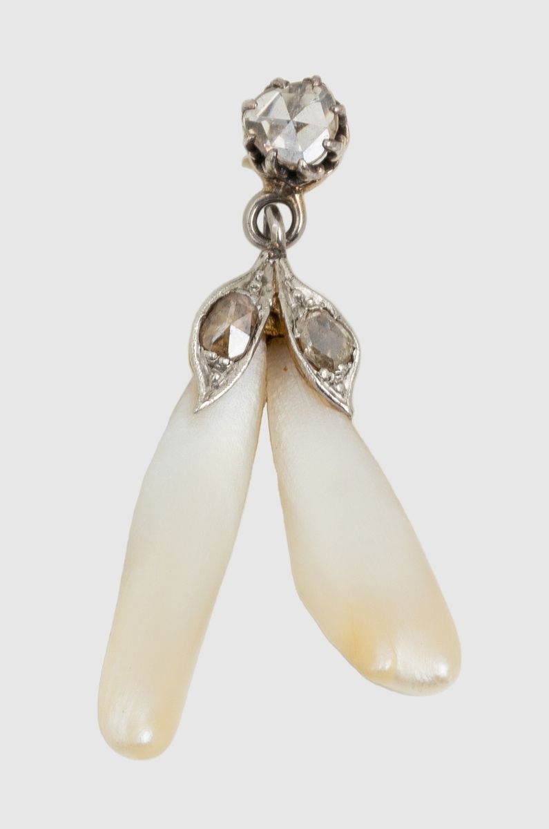 Null 20世纪初，18K（750K）黄金和银吊坠，带有两颗长而美丽的密西西比珍珠（未测试）和玫瑰切割钻石。
长度：4厘米。
毛重：3.8克。
