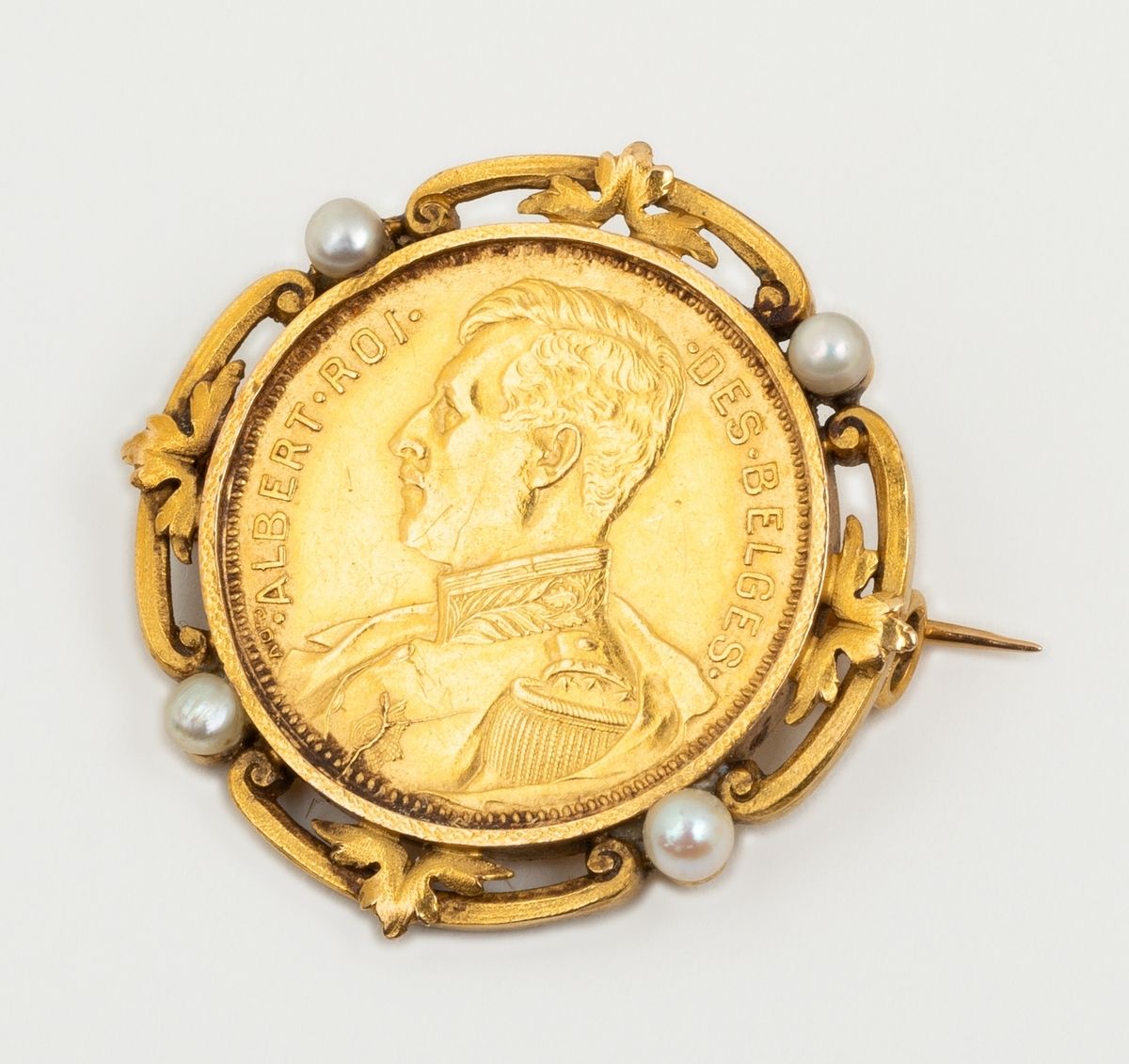 Null 18K黄金（千分之七十五）胸针，展示一枚1914年阿尔伯特一世的20比利时法郎金币，周围是由四颗小珍珠点缀的镂空设计（未测试）。
直径：2.9厘米。
&hellip;
