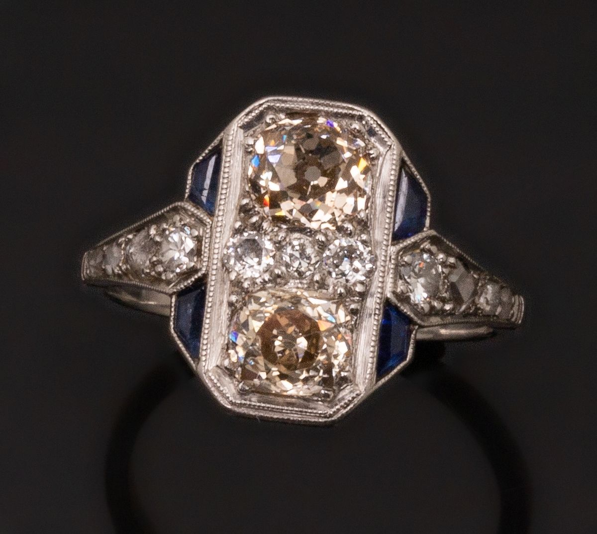 Null 美丽的铂金装饰艺术戒指，其显著特点是镶嵌了两颗各约0.45克拉的浅棕色钻石。铺满了钻石碎片和旧矿钻石以及小的蓝色蓝宝石（碎片和凹痕）。
手指大小：55&hellip;