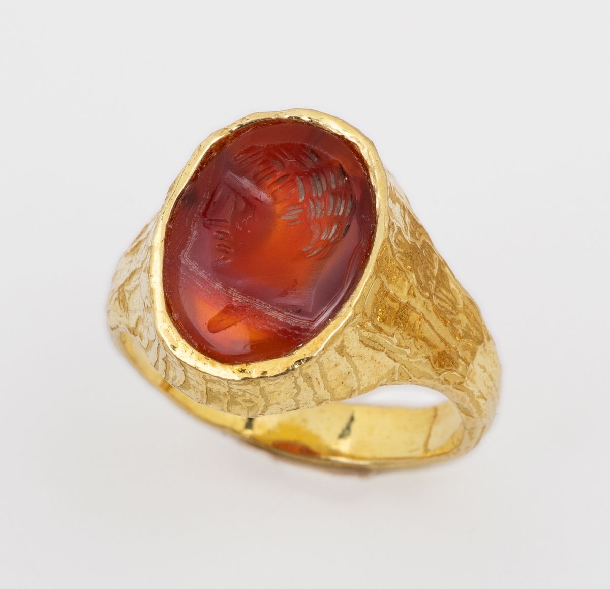 Null 由意大利金匠Corrado Sacchi创作的质感十足的18K（千分之七十五）黄金戒指，在红玉髓上有一个美丽的罗马凹刻图案，代表一个男人的侧面头像。这&hellip;