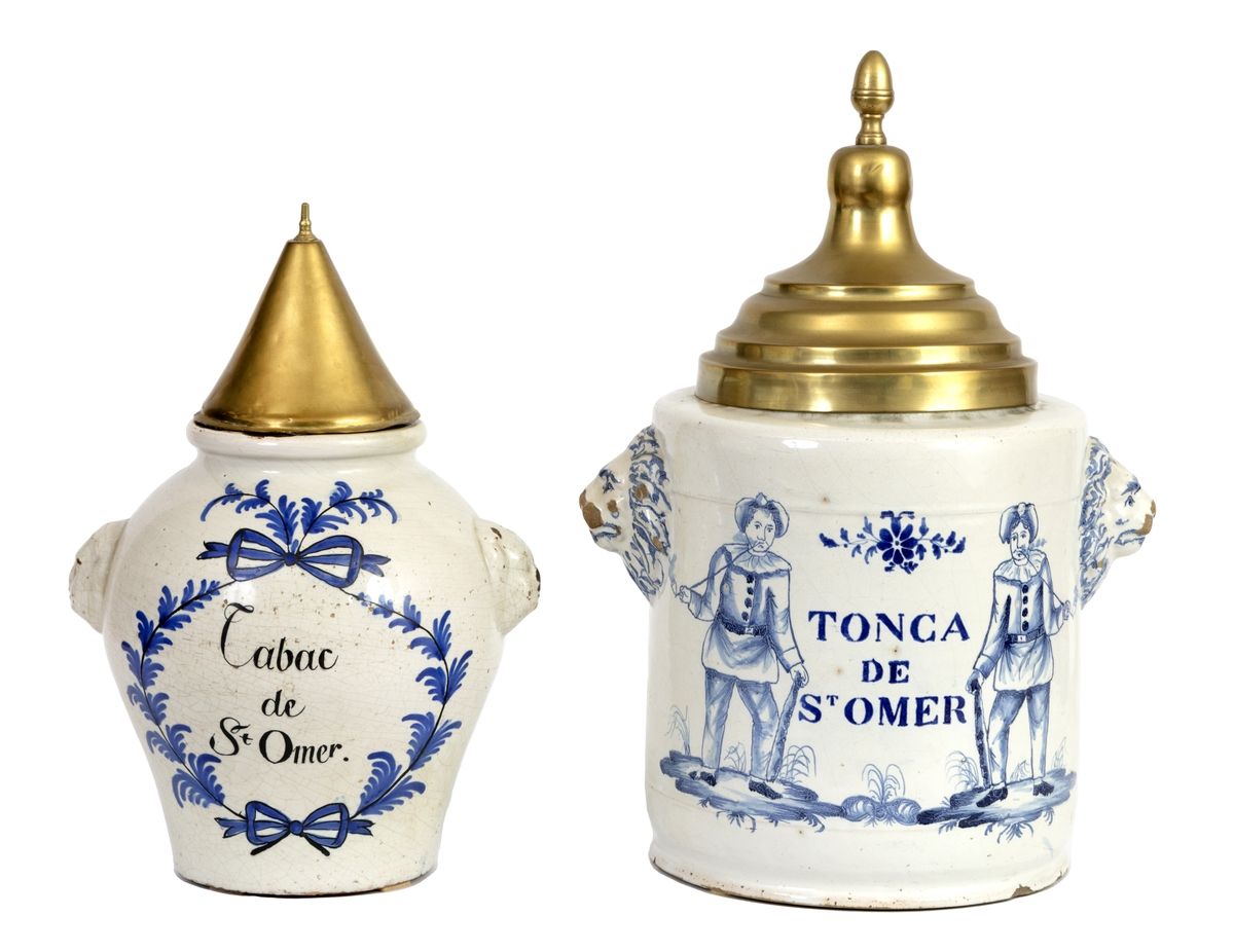 Null Lot de deux pots à tabac en faïence XVIIIe siècle
"Tonca de St Omer" et "Ta&hellip;