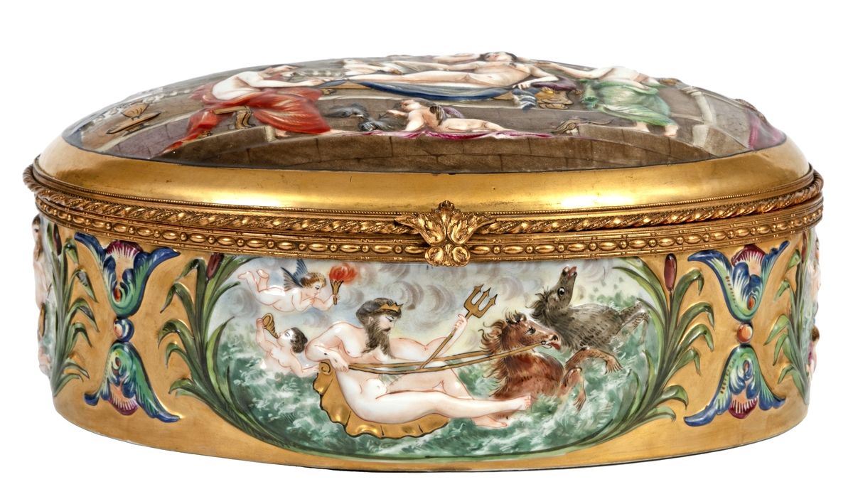 Null Grande boite en porcelaine polychrome à décor en relief de scènes mythologi&hellip;