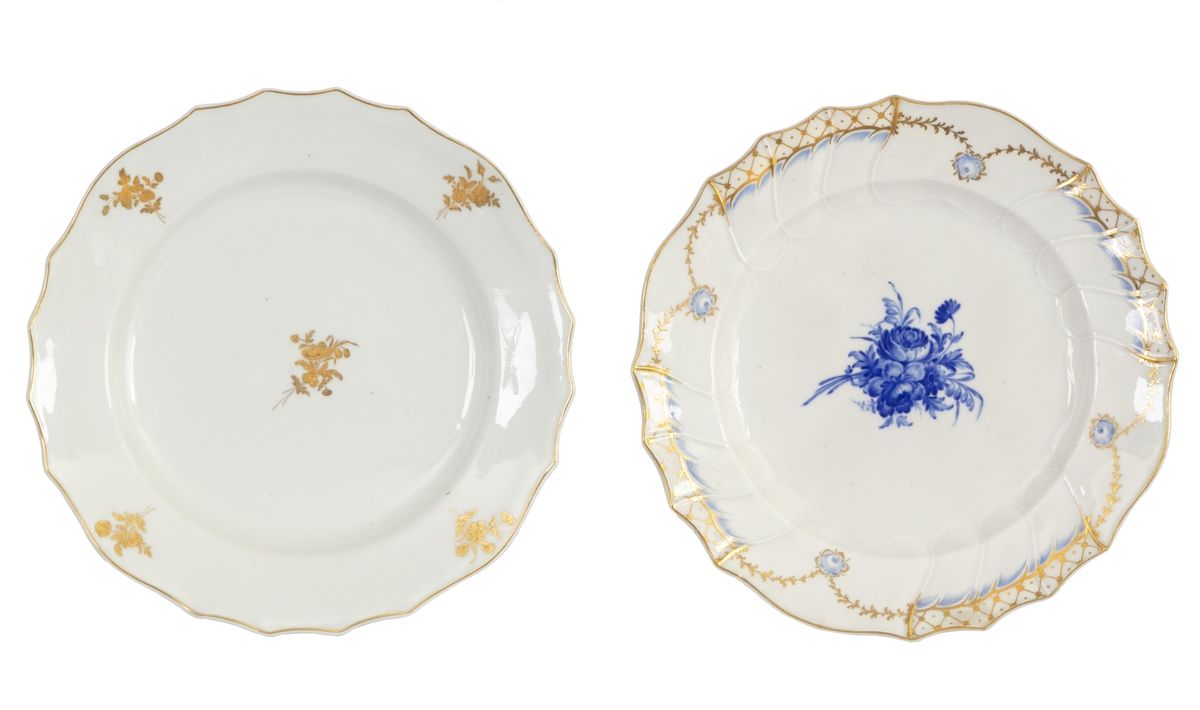 Null Deux assiettes en porcelaine de Tournai l’une à côtes torses et les deux ch&hellip;