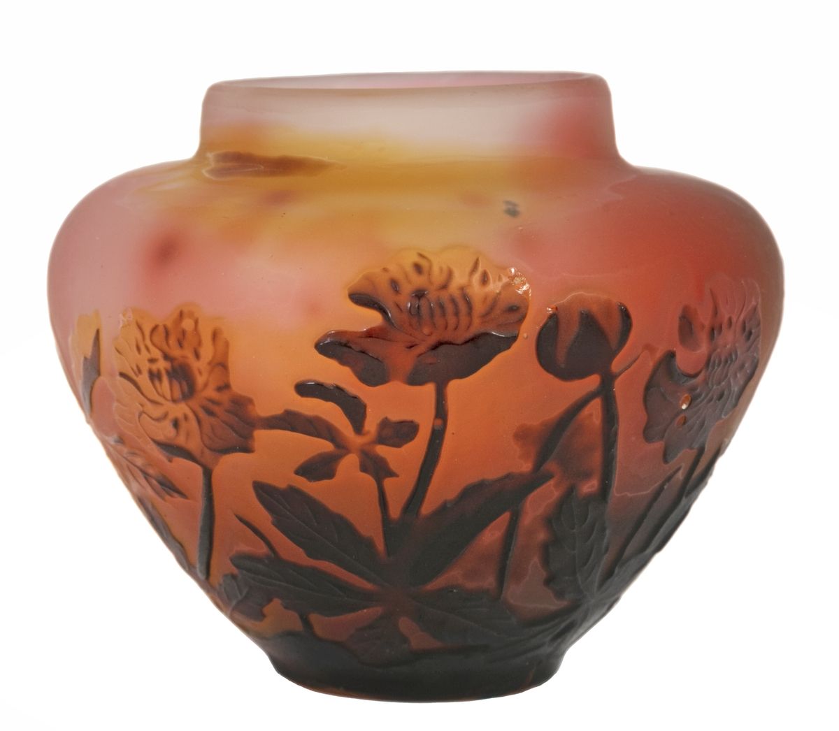 Null Emile GALLÉ (1846-1904)
Petit vase en verre dégagé à l’acide à décor de fle&hellip;