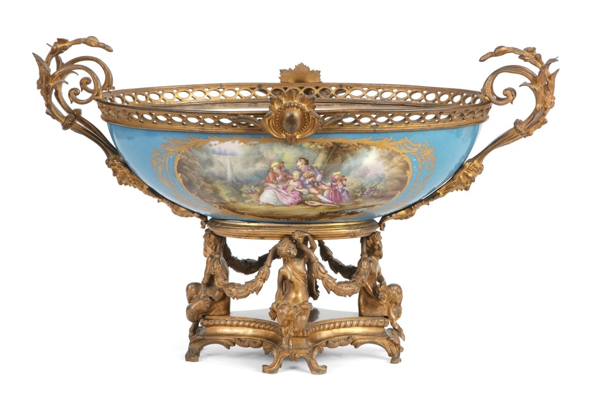Null Importante coupe de style Louis XVI en porcelaine à décor de scène romantiq&hellip;