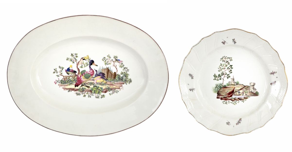Null Deux plats en porcelaine polychrome de Tournai à décor d’oiseaux imaginaire&hellip;