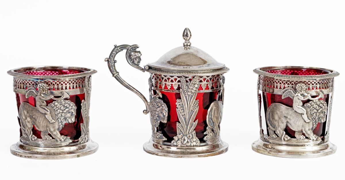 Null Moutardier et deux salerons en argent et verre de couleur de style Empire à&hellip;