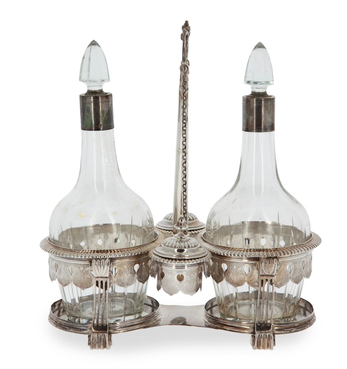 Null 路易十五风格的银质雕花油壶 
18世纪的比利时作品
安特卫普印记和金属握把 
高度：23厘米
重量不包括醒酒器和盖子：526克
(醒酒器是报告的)