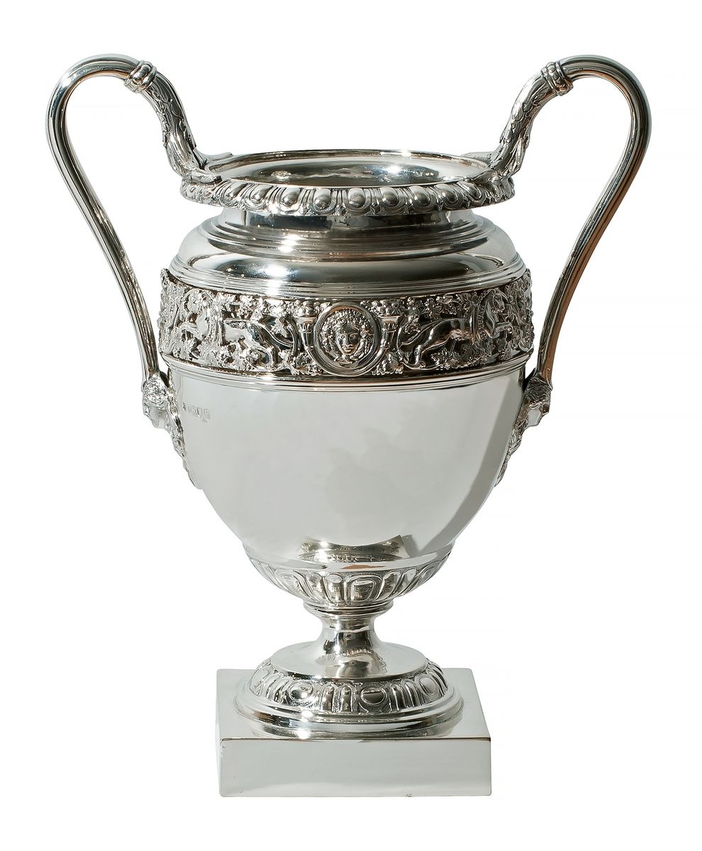 Null 双柄银碗，装饰有藤蔓、动物和花瓶的楣饰
20世纪初的英国作品 
伦敦印记 1901
高度：30厘米
重量：1486克