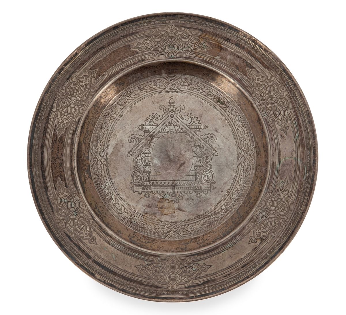 Null 重要的圆形银盘，84佐罗特尼克（875千分之一），中心刻有新俄罗斯风格的伊斯巴门面装饰，周围是月桂树叶的皇冠，边缘有延续性的图案装饰。 
氧化和污渍
&hellip;