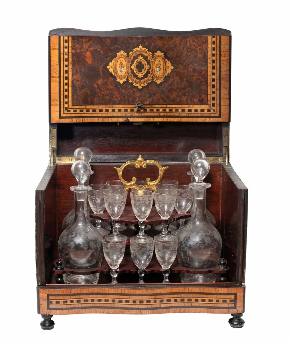 Null 珍贵的木头和珍珠母镶嵌酒盒，有4个酒杯和14个雕刻玻璃杯
拿破仑三世时期的作品
27,5 x 32,5 x 24,5厘米
(两个玻璃杯丢失，一个玻璃杯&hellip;