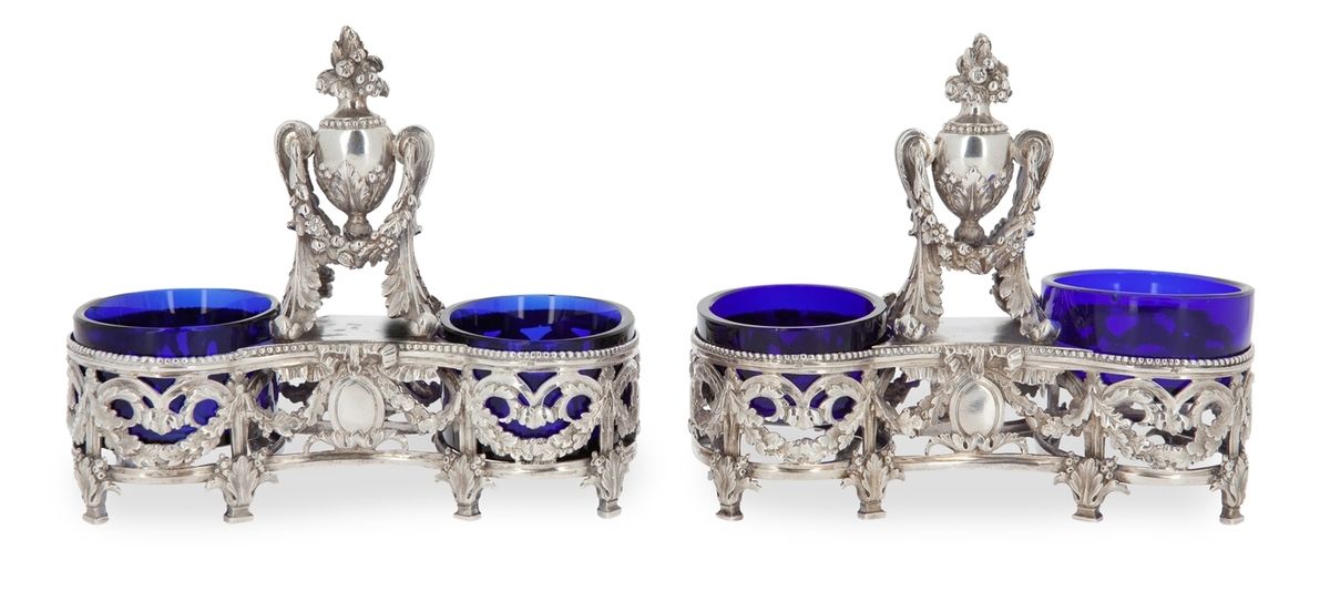 Null Coppia di saliere in argento e cristallo blu in stile Luigi XVI, decorate c&hellip;
