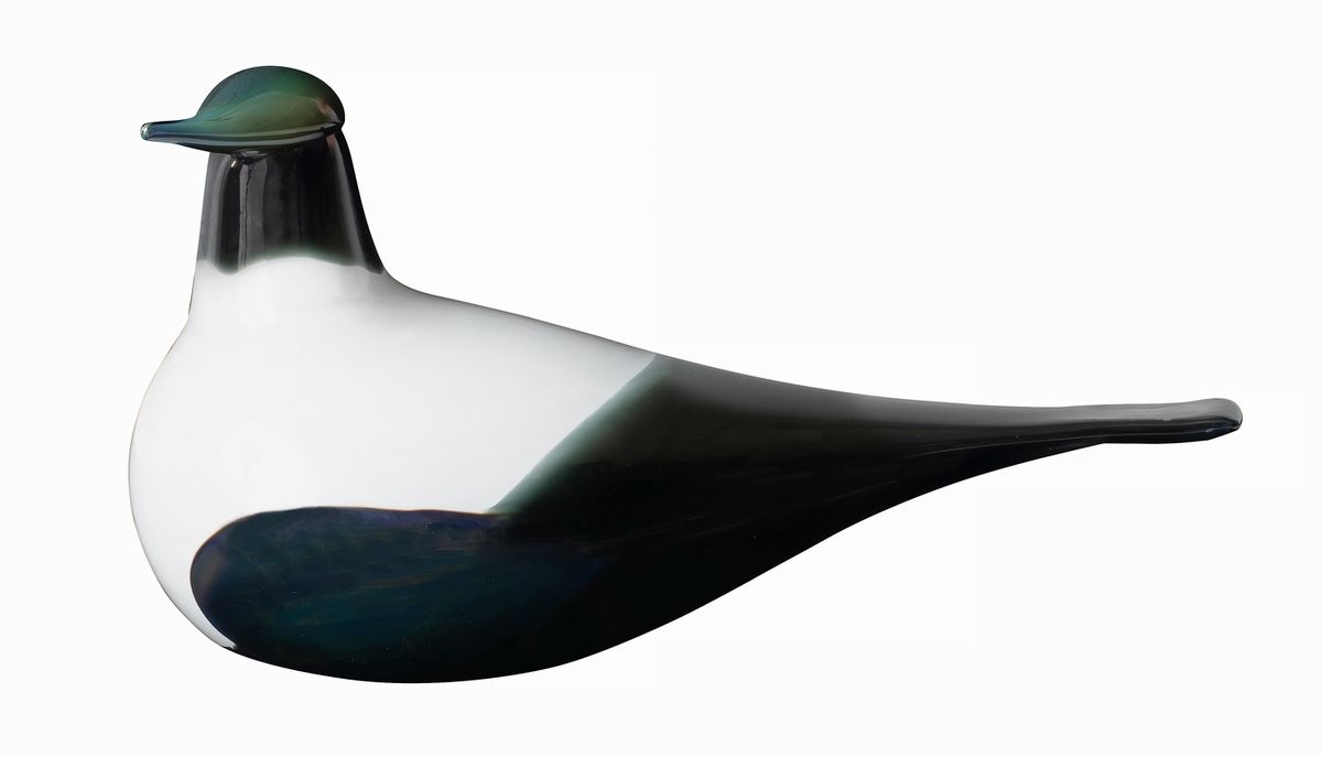 Oiva TOIKKA (1931-2019) 奥伊瓦-托伊卡(1931-2019)
黑色和白色的Nuutajärvi吹制玻璃鸟
已签名 
14.5 x 27 &hellip;