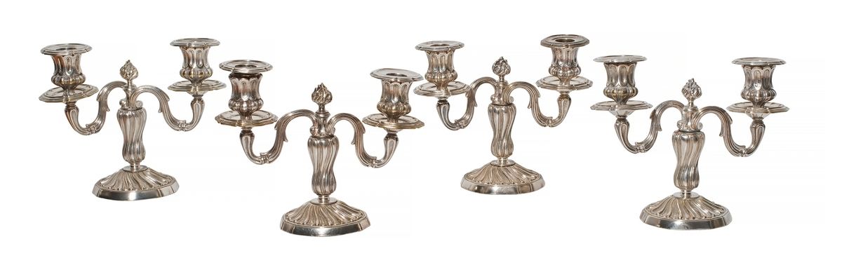 Null Série de quatre chandeliers à deux branches en métal argenté de style Louis&hellip;