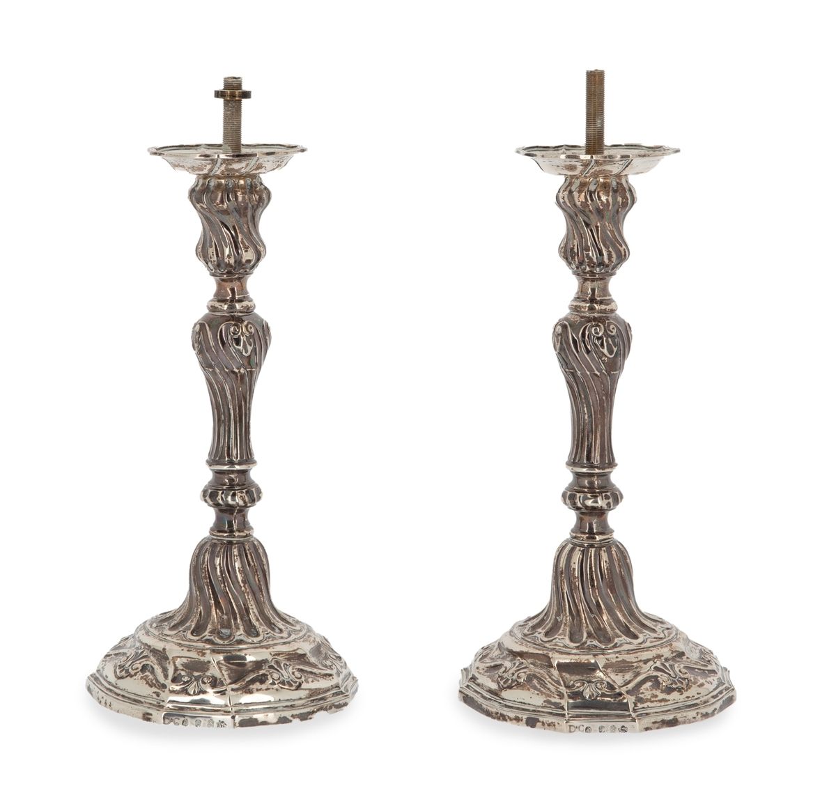 Null Ein Paar silberne Fackeln mit gedrehten Rippen im Stil von Louis XV.
Stempe&hellip;