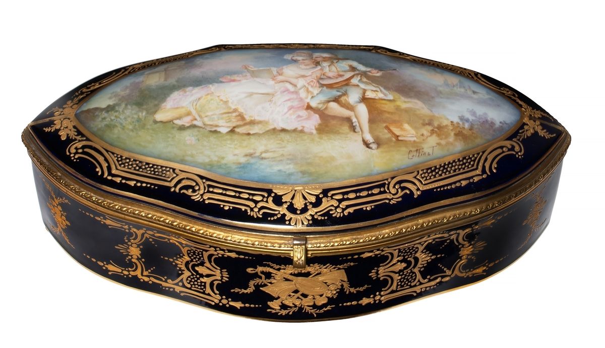Null 签名为Cottinet的塞夫勒瓷器盒，上面有一个加兰特场景。
图章：杜乐丽城堡，双L和字母S
鎏金铜框 
1900年左右的法国作品
长度：36厘米