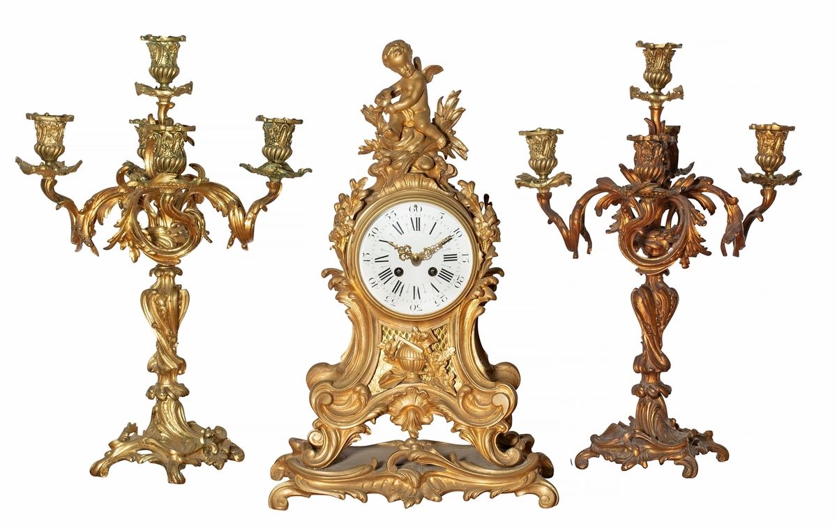 Null 一套路易十五风格的鎏金青铜三件套时钟
19世纪末的作品 
高度：52厘米
(某些部分镀金)