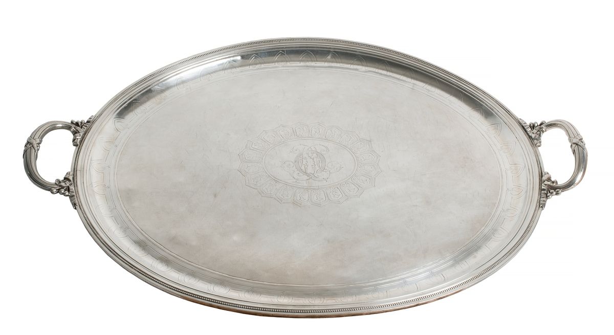 Null 路易十六风格的大型镀银餐盘
克里斯托弗家族的作品
长度：76.5厘米
(有划痕和凹痕)