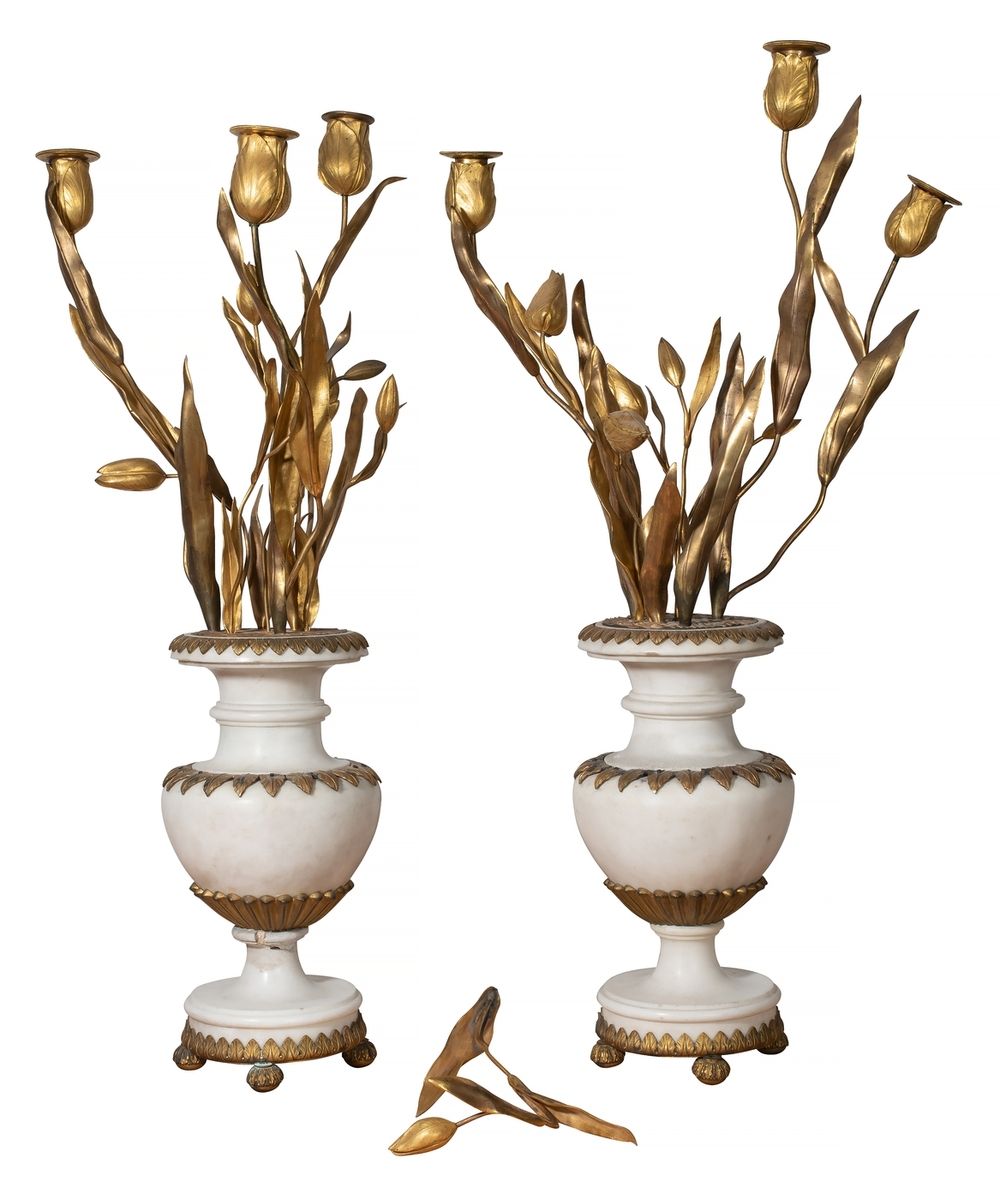 Null Ein Paar Kandelaber aus weißem Marmor und vergoldeter Bronze mit Tulpendeko&hellip;