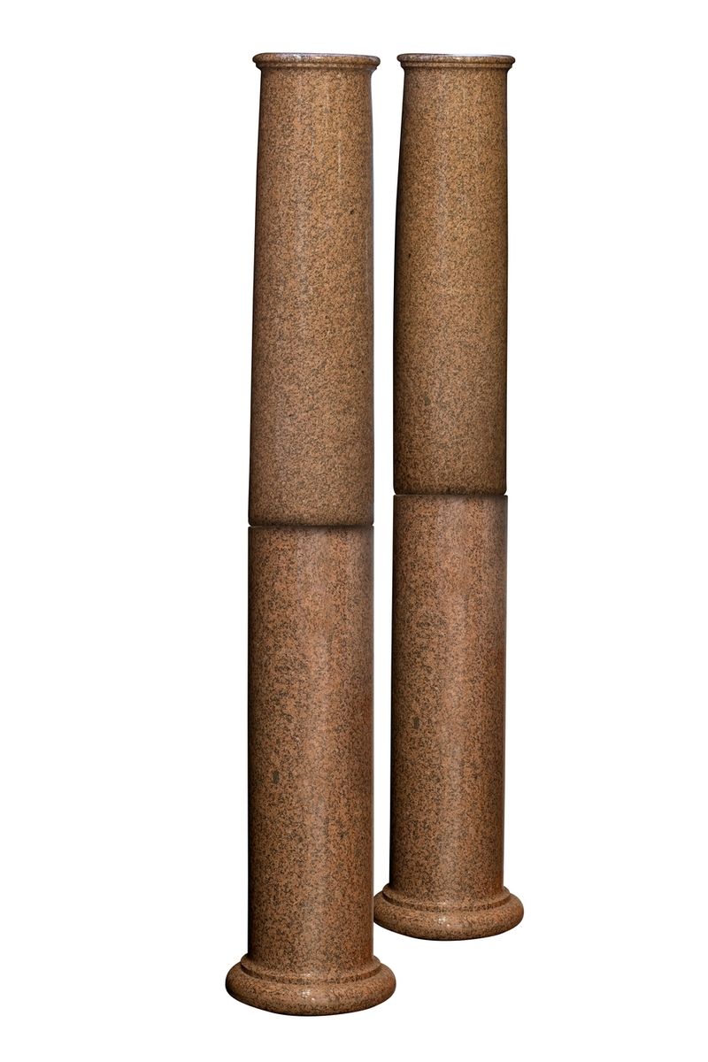 Null 一对由两部分组成的大型粉红色花岗岩柱子
19世纪上半叶的作品 
附有1995年由Chamarande（布鲁塞尔）制作的专业知识
总高度: 258厘米