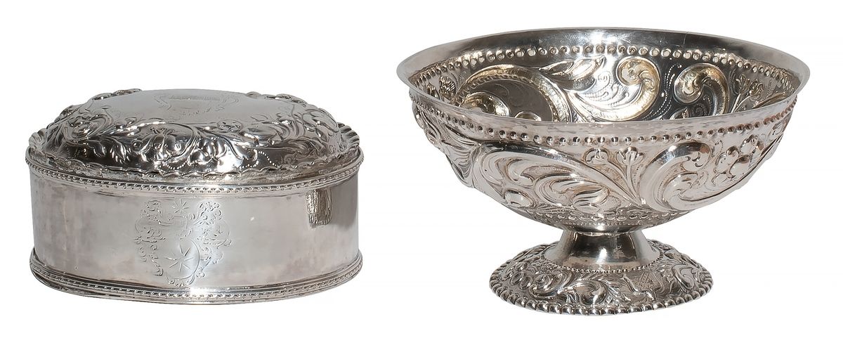 Null 拍品包括一个银盒和一个带花纹的银杯
18世纪的葡萄牙或南美作品 
长度：10厘米和12厘米
总重量：232克
(碗上有两道裂纹)