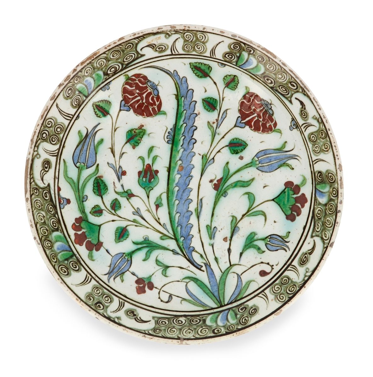 Null 奥斯曼帝国带花的塔巴克
伊兹尼克，土耳其，17世纪
一个白底多色珐琅彩装饰的硅质陶瓷盘。装饰包括郁金香、康乃馨和蛋花，围绕着一片萨兹叶。边缘装饰有发泡&hellip;