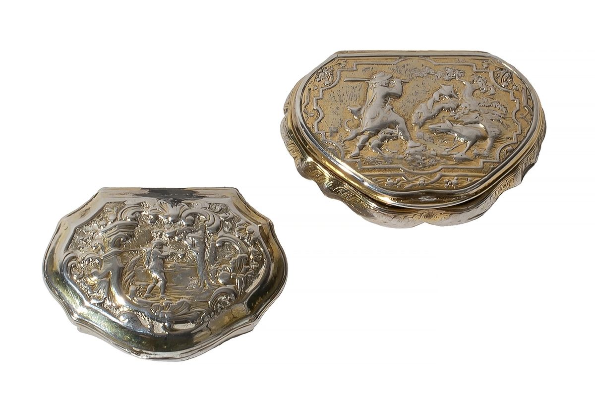 Null Juego de dos cajas de rapé de plata estilo Luis XV con decoración de caza.
&hellip;