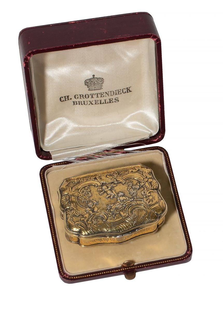 Null Caja de rapé de plata y vermeil estilo Luis XV decorada con querubines
Obra&hellip;