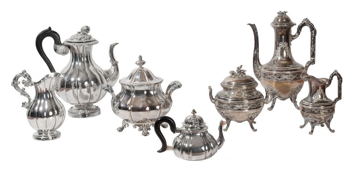 Null 拍品包括一套路易十五和路易十六风格的咖啡三件套、三个水壶和一个有盖糖碗
20世纪的各种比利时和法国印记 
毛重：3200克
高度：从11厘米到27厘米