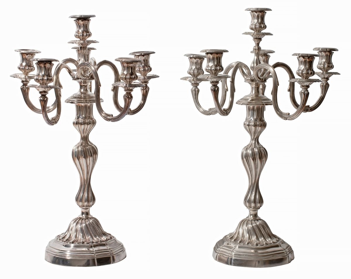 Null Ein Paar große, fünfarmige Kerzenleuchter aus versilbertem Metall im Stil v&hellip;