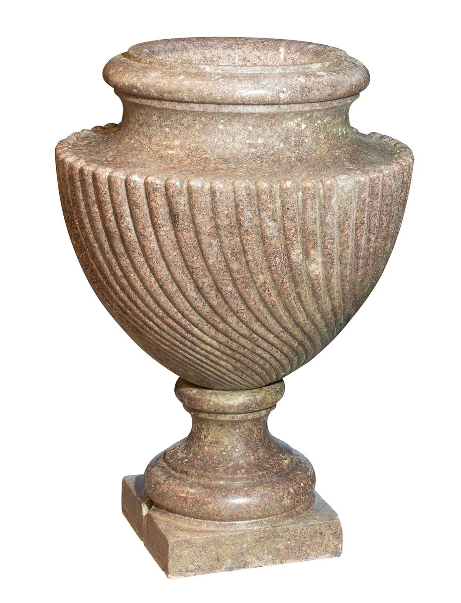 Null Grand vase en granite rose sculpté à décor de godrons évoluant en spirale
T&hellip;